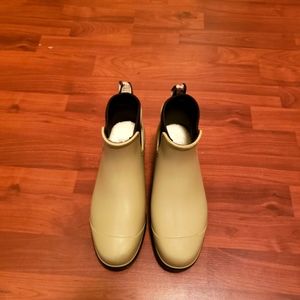 UGG Waterproof Boots. NWD. Gray, Size 9